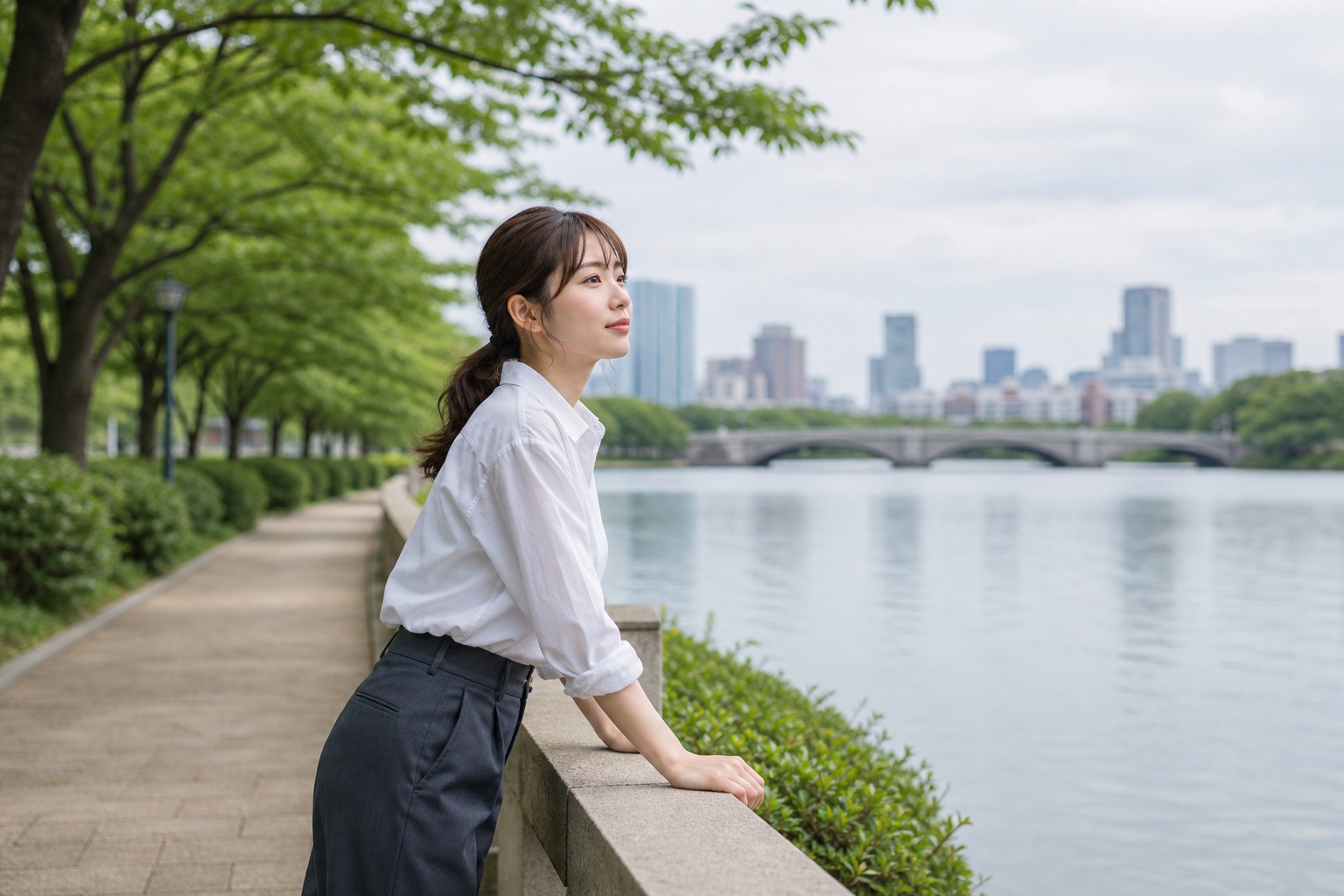 水辺の都市公園でのポートレートイメージ
